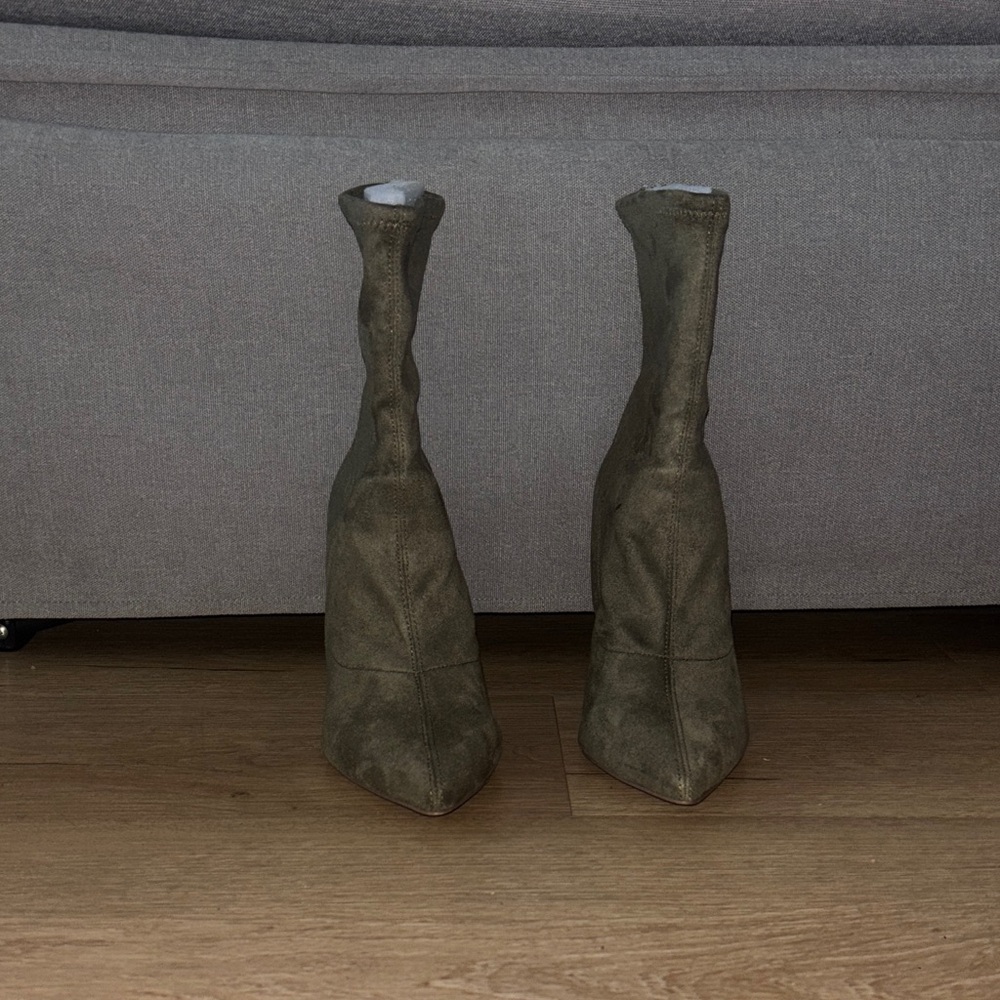 Steve Madden Stylish Women's suede Boots in Olive Green